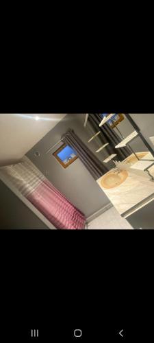 Cette chambre offre une vue sur une chambre dotée d'un clavier et d'une fenêtre. dans l'établissement Maisonette de plain pied à 5 à pied de la gare de denain., à Denain