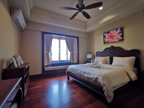 - une chambre avec un grand lit et un ventilateur de plafond dans l'établissement Casa del Rio Residences, à Malacca
