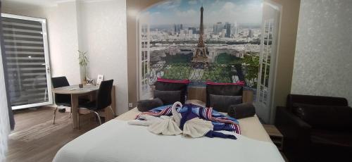 una camera da letto con vista sulla torre Eiffel di Velvita Central a Sliven