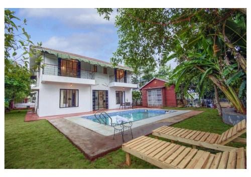 uma casa com piscina no quintal em Vinayak 5Bhk Villa Lonavala em Lonavala