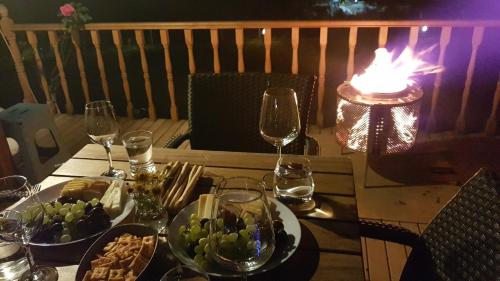 una mesa con un plato de comida y copas de vino en DENGEKORU Natural Life & Glamping, en Mudurnu