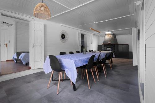 une salle à manger avec une table bleue et des chaises dans l'établissement Le Jaboticaba, à Salazie