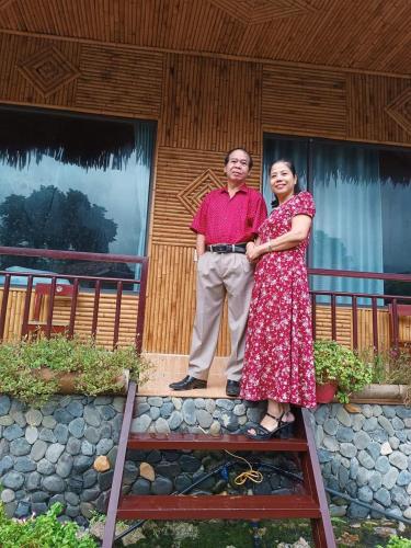 a man and a woman standing on a wall at Thao Ly Homestay Mai Chau in Hòa Bình