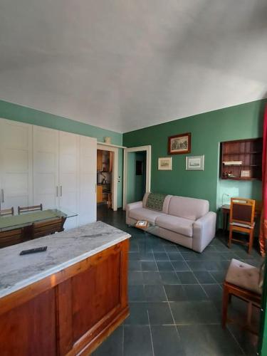 ein Wohnzimmer mit einem Sofa und einem Tisch in der Unterkunft Appartamento sotto la Mole Antonelliana in Turin