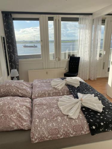 1 dormitorio con 2 camas con arcos en Ferienwohnung Weserblick Hundertwasser, en Bremerhaven