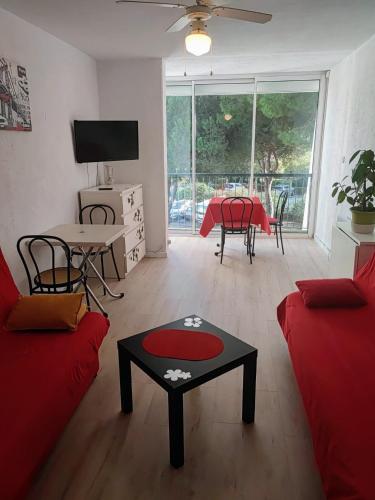 ラ・グランド・モットにあるSuperlandのリビングルーム(赤いソファ、テーブル付)