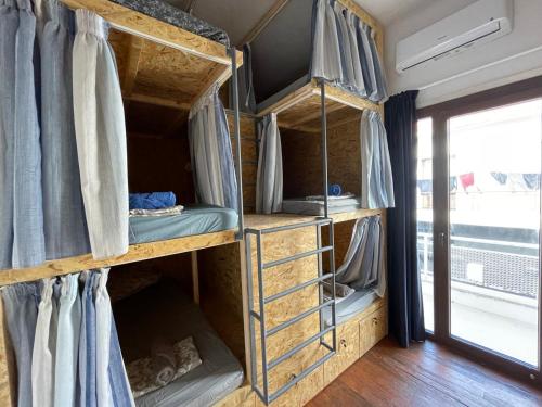 Bee Hostel Paphosにある二段ベッド