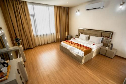 Postel nebo postele na pokoji v ubytování Al Yarmouk International Hotel