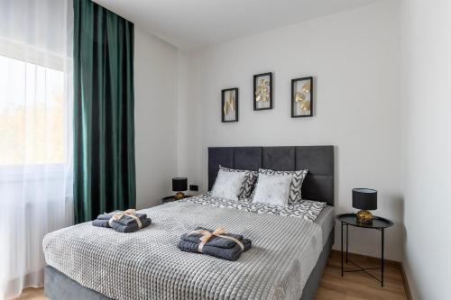 - une chambre avec un lit et 2 oreillers dans l'établissement Apartamenty RIO Skarbimierz-Osiedle, à Skarbimierz Osiedle