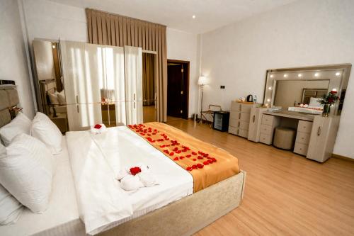 Postel nebo postele na pokoji v ubytování Al Yarmouk International Hotel