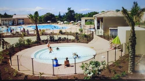 a group of people in a pool at a resort at maison village vacances demeures du Ventoux in Aubignan