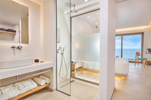 Bilik mandi di Tsamis Zante Suites