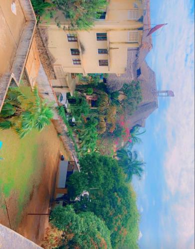 een uitzicht over een gebouw en bomen naast een rivier bij Malindi luxury apartment. in Malindi