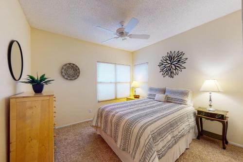 1 dormitorio con 1 cama y ventilador de techo en Canyon View #19201, en Tucson