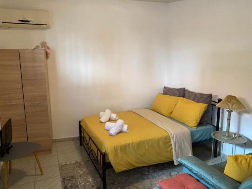 un dormitorio con una cama con dos animales de peluche en Park, en Agioi Theodoroi