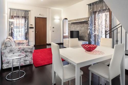 sala de estar con mesa blanca y sillas en Caronni 52 Villa Country & Business Ostia Antica, en Ostia Antica