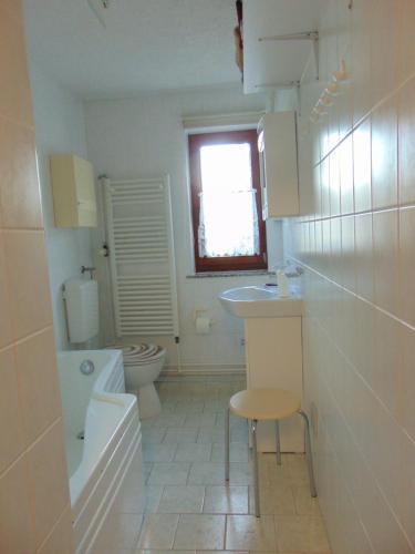 ピルナにあるFerienwohnung Wawrokのバスルーム(洗面台、トイレ、窓付)