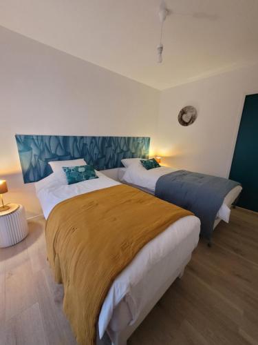 1 dormitorio con 2 camas en una habitación en Maison neuve bord de Dordogne en Lanzac