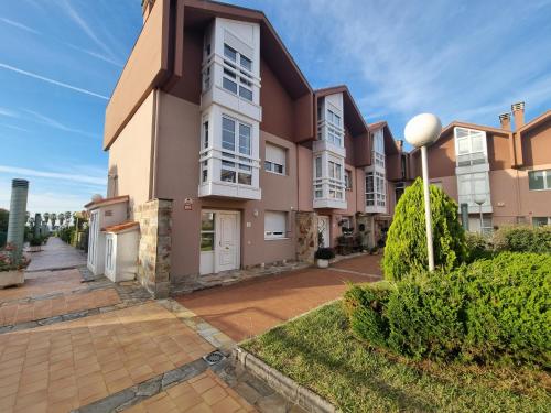 an image of a house at 158A Triplex Rinconin con piscina in Gijón