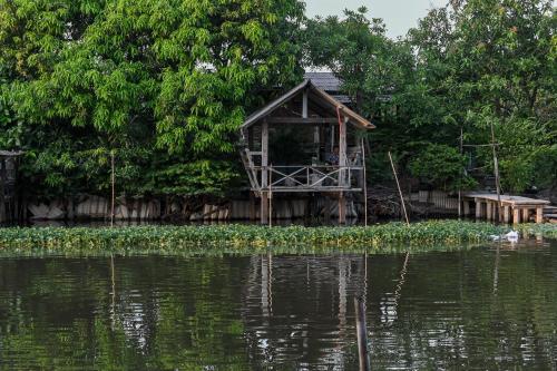 a house on the shore of a body of water at Aranta Suvarnabhumi in Lat Krabang