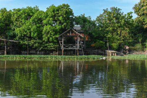 a house on the shore of a body of water at Aranta Suvarnabhumi in Lat Krabang