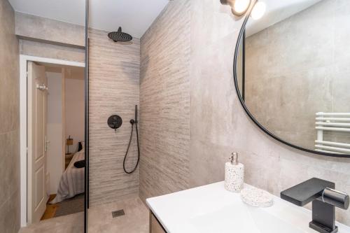 une salle de bain avec douche et miroir dans l'établissement Clémenceau by Olam Properties 3 pcs Rénové 2022, à Cannes