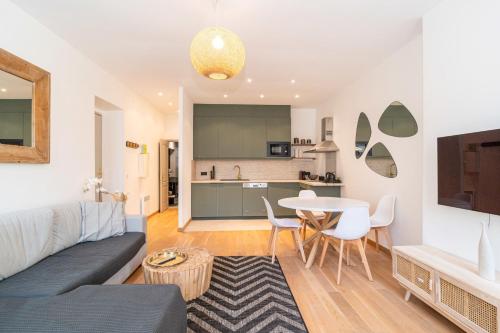 un salon avec un canapé et une table dans l'établissement Clémenceau by Olam Properties 3 pcs Rénové 2022, à Cannes