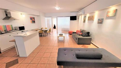 アテネにあるDriopon Apartmentの広いリビングルーム(ソファ付)、キッチンが備わります。