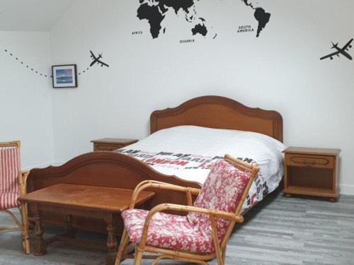 Кровать или кровати в номере La Picardière