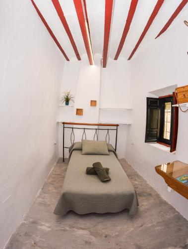 a bedroom with a bed in a white room at Casa Frasquita in Cehegín