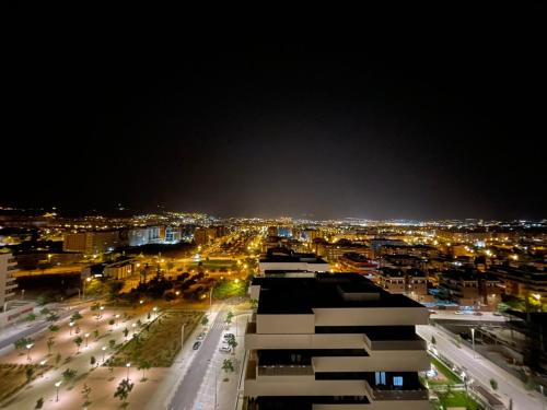 Pemandangan umum Granada atau pemandangan kota yang diambil dari apartemen