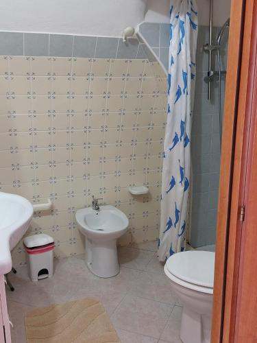 a bathroom with a toilet and a sink at Casadelpino Residence La Piana in Ponza
