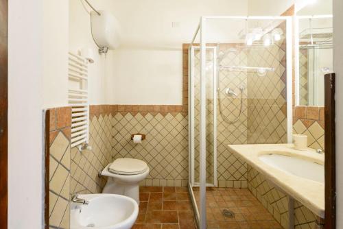 グッビオにあるAgriturismo Casanovaのバスルーム(トイレ、洗面台、シャワー付)