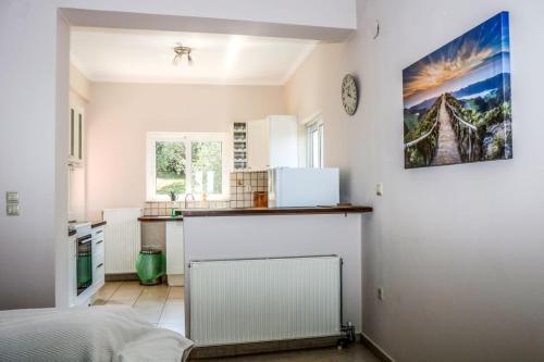 een keuken met een bed en een aanrecht in een kamer bij Villa Sunrise apartment in Gouvia