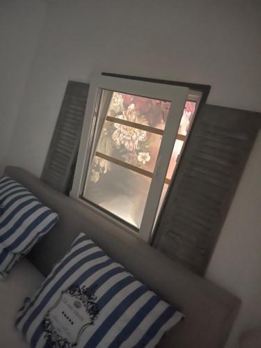 ventana en una habitación con cama y almohadas en GreenLeaf Walhalla-Apartment - Highspeed WLAN - Netflix - Südbalkon en Tegernheim