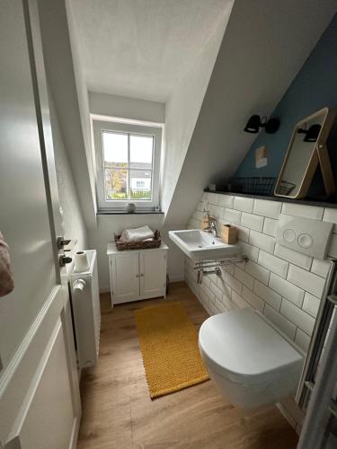 uma pequena casa de banho com WC e lavatório em Stilvolles Gästezimmer mit Bad in Mechernich-Zentrum em Mechernich