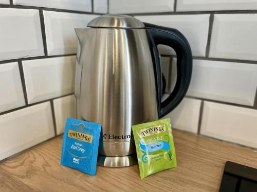 une bouilloire et deux paquets de guimauves sur un comptoir dans l'établissement Le Moulin 3 - Appartement Tout Confort Centre Ville - Beziers - Wifi - Tv connecté, à Béziers