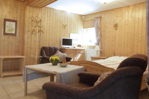 a living room with two chairs and a table at Pension Elbblick Sabine Zuschke in Meißen