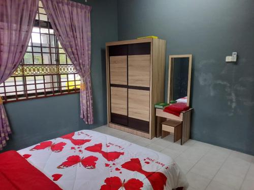 Katil atau katil-katil dalam bilik di Jerai Geopark Cottage 3 bedrooms -Pulau Bunting