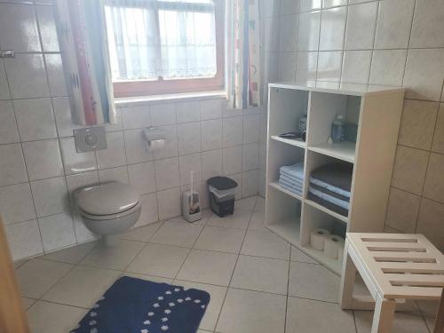 Elle comprend une petite salle de bains pourvue de toilettes et d'une fenêtre. dans l'établissement Bauernhof Nißl, à Neunburg vorm Wald