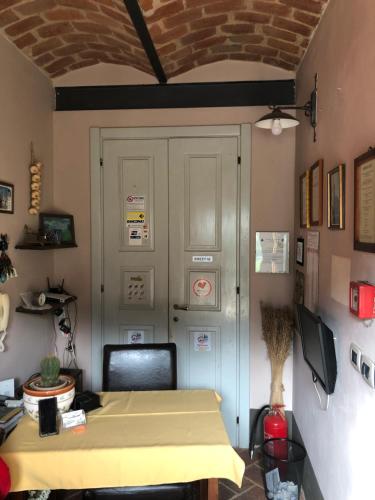 a room with a table and a white door at Agriturismo la Longa in Poirino