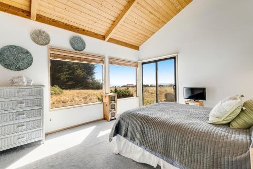 une chambre avec un lit et une grande fenêtre dans l'établissement Urban Escape Compound, à Sea Ranch