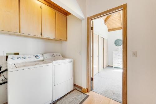 - un lave-linge et un sèche-linge blancs dans la buanderie dans l'établissement Urban Escape Compound, à Sea Ranch