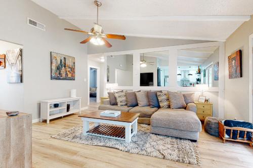 Tucked Away Austin Gem – Photos 3