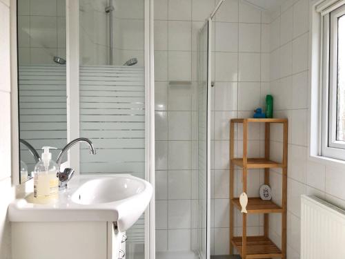 a bathroom with a sink and a shower at Chalet 511 op Recreatiepark De Wielen in Sint Maarten