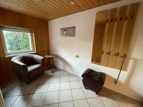 ein Wohnzimmer mit einem Stuhl und einem Fenster in der Unterkunft Pension Paladi in Lauta