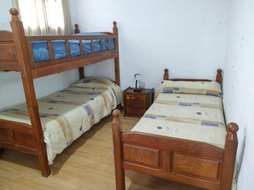 1 dormitorio con 2 literas y mesa en Casona Alma en Calma San Rafael en San Rafael