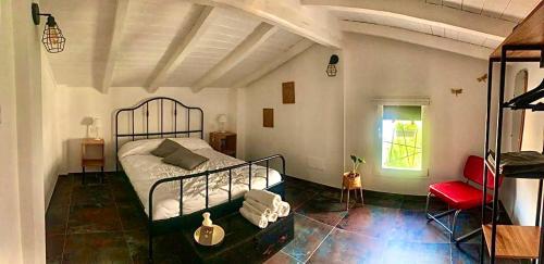 - une chambre avec un lit et une chaise rouge dans l'établissement Gattaglio 22 Guest House, à Reggio d'Émilie
