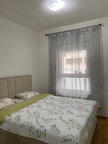 1 dormitorio con cama y ventana en FALCON, en Banja Luka