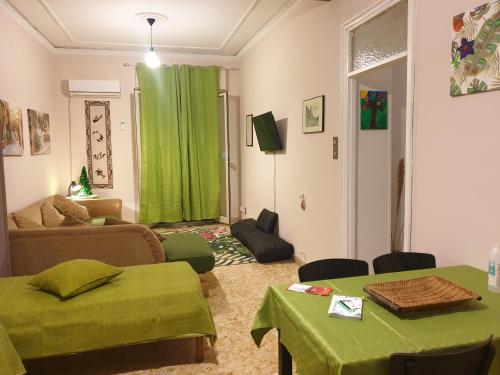 sala de estar con 2 mesas y cortina verde en Dolce casa centro storico di Palermo new 2023, en Palermo